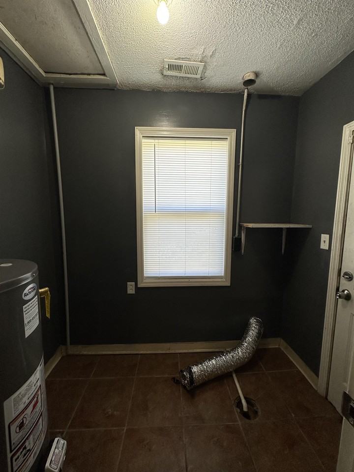 1332 N Erie Ave - Photo 7 of 31