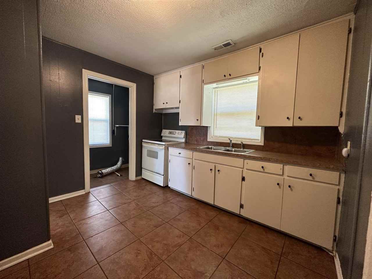 1332 N Erie Ave - Photo 6 of 31