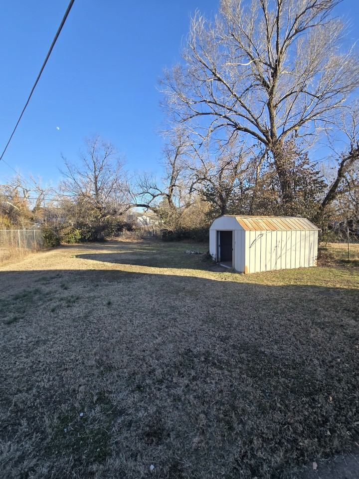 1332 N Erie Ave - Photo 2 of 31