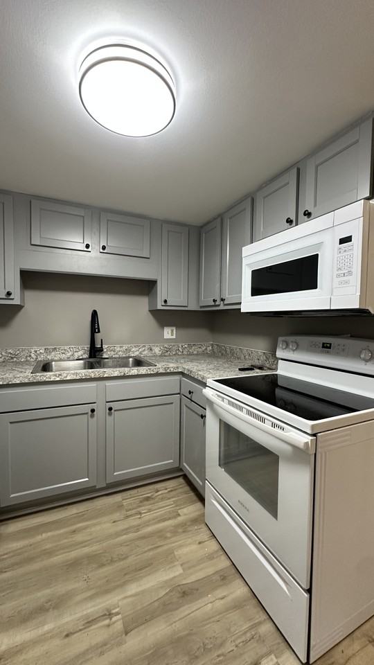 530 528/530 W 30th St #530 - Photo 2 of 15