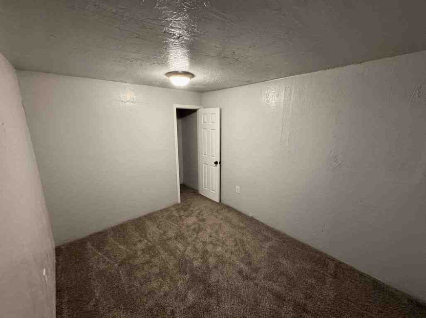 3811 Se 14th Ave - Photo 3 of 5