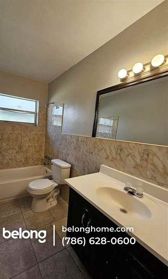 1439 Nw 8th Ave - Photo 6 of 17