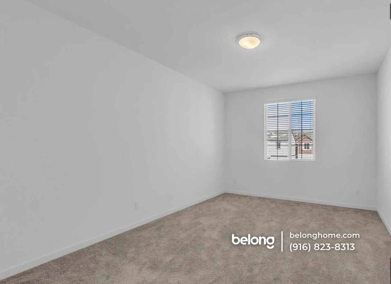 305 Cinema St - Photo 7 of 19