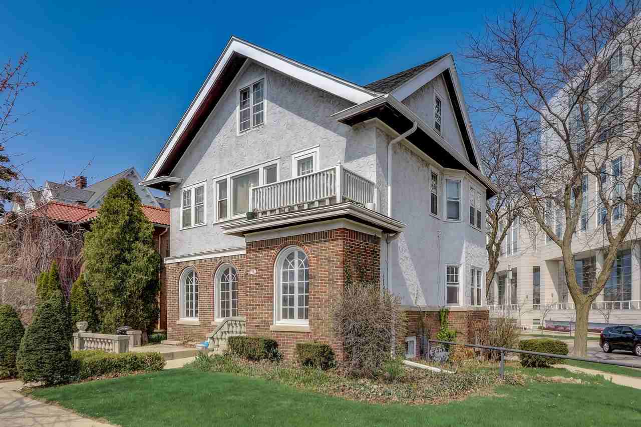 2287 N Lake Dr #15096208 - Photo 2 of 18