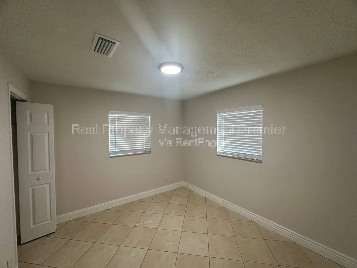 1264 NE Court #25 - Photo 6 of 10