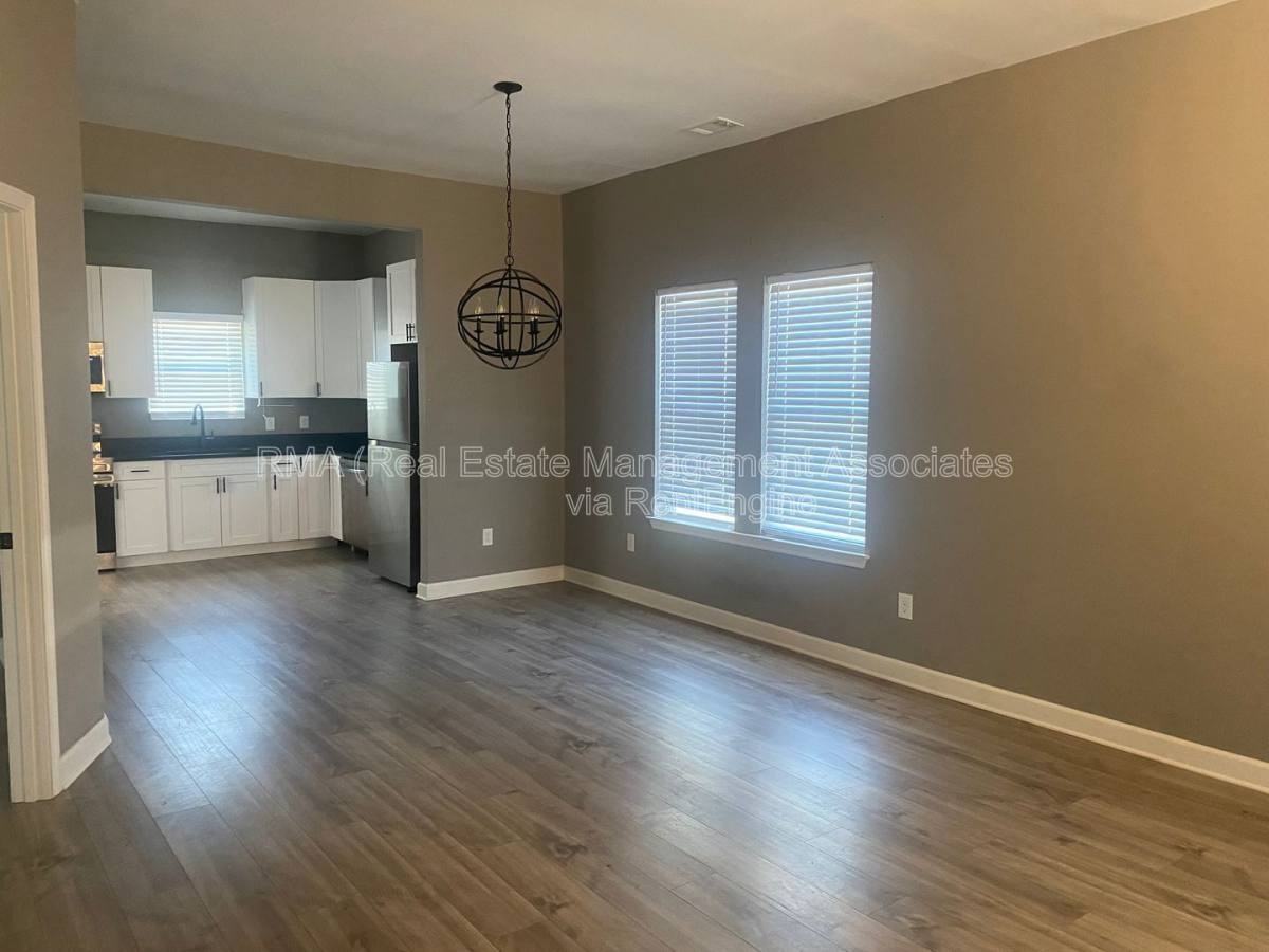 609 N Hill St - Photo 3 of 10