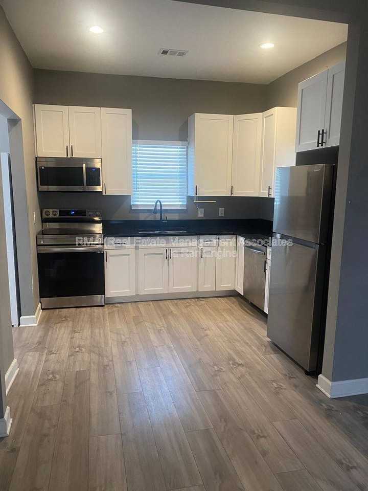 609 N Hill St - Photo 4 of 10