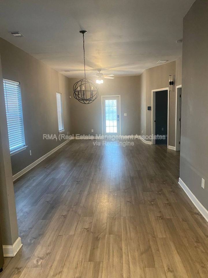 609 N Hill St - Photo 5 of 10