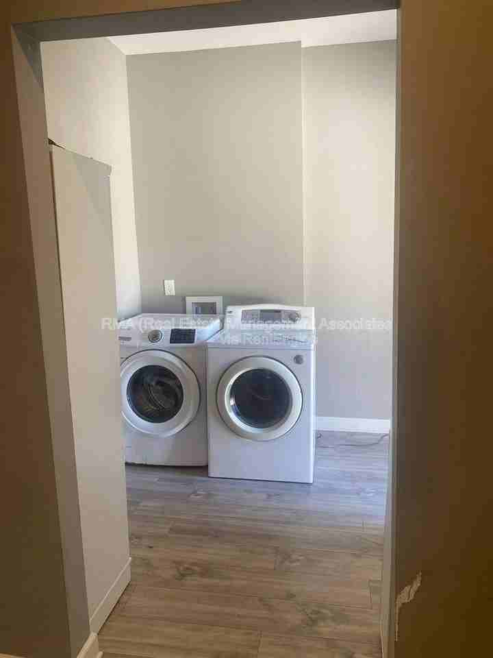 609 N Hill St - Photo 6 of 10