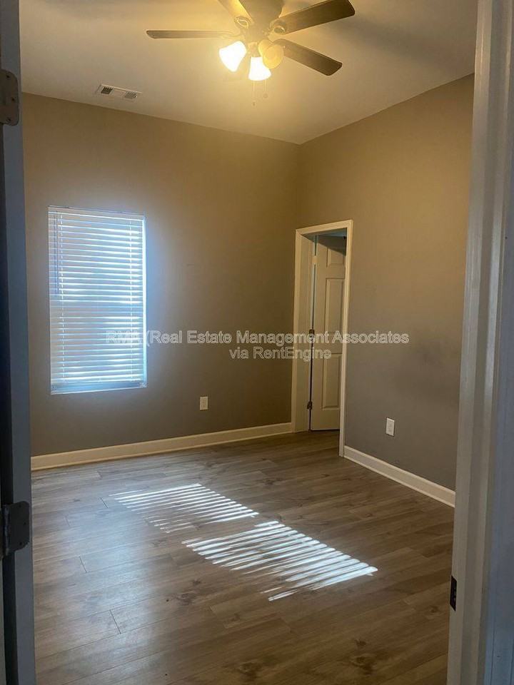 609 N Hill St - Photo 7 of 10