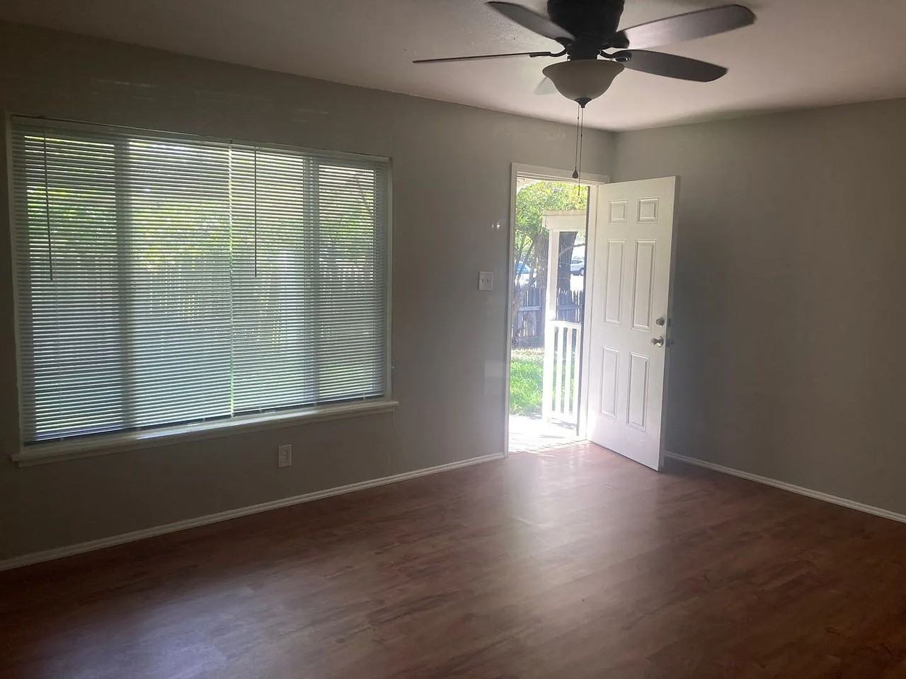 898 Yosemite Pkwy - Photo 2 of 6