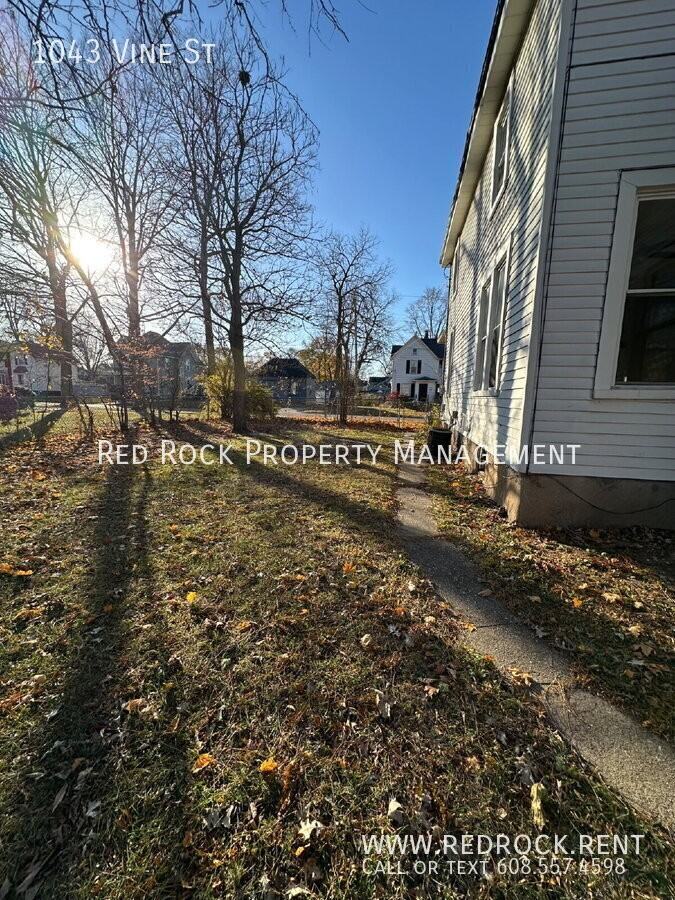 1043 Vine St - Photo 3 of 14