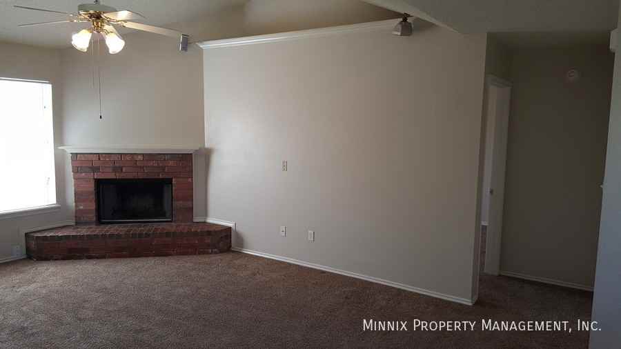 2713 109th St - Photo 3 of 25