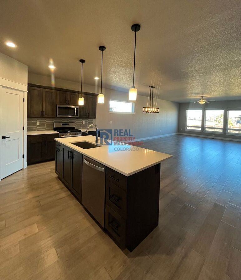 1912 Tidewater Ln - Photo 3 of 25