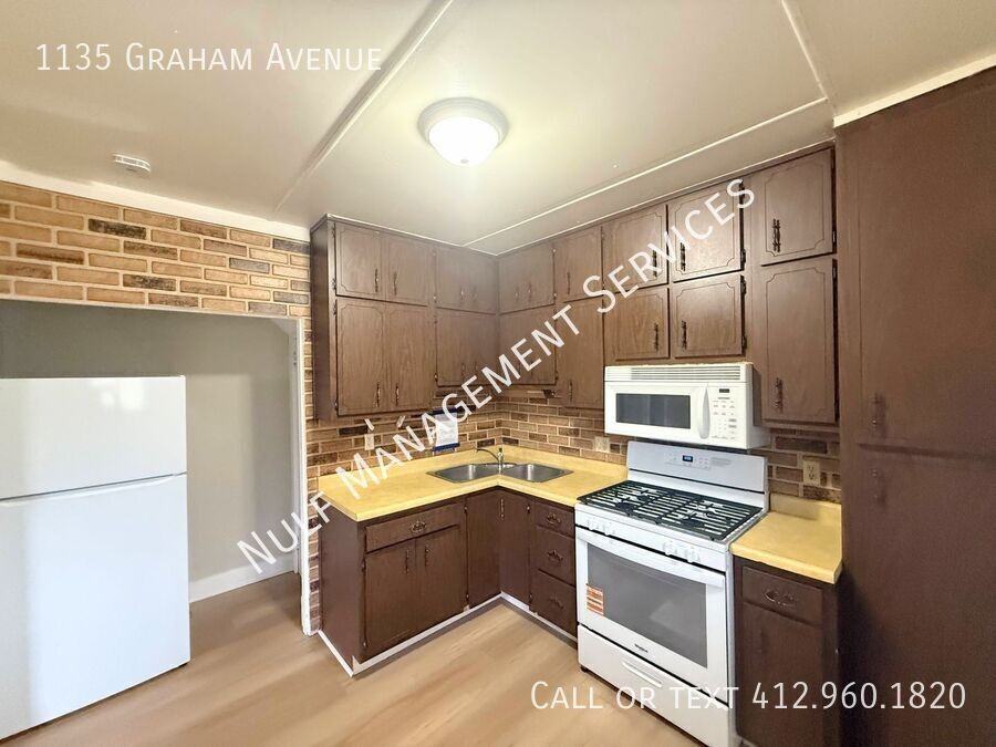 1135 Graham Ave - Photo 3 of 7