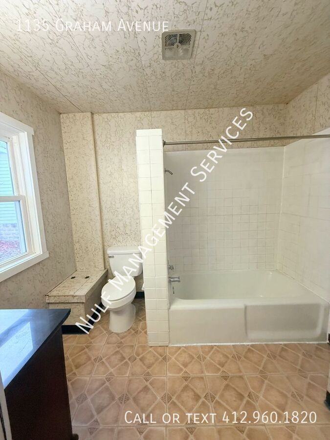 1135 Graham Ave - Photo 5 of 7