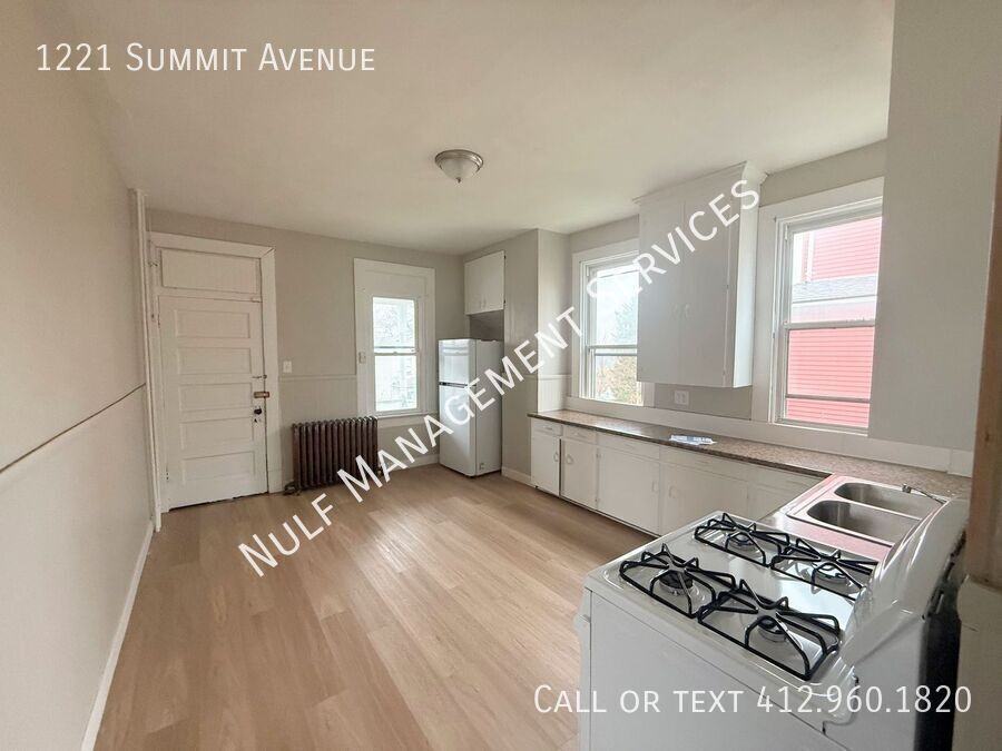 1221 Summit Ave - Photo 5 of 9