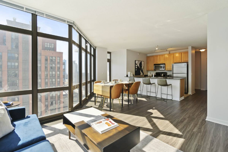 335 N Desplaines St - Photo 2 of 15