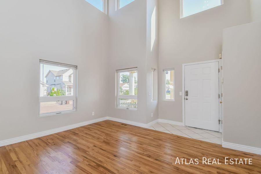 1094 Clogger Ln - Photo 2 of 20