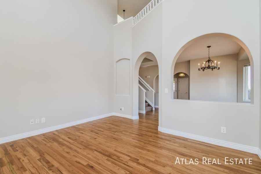 1094 Clogger Ln - Photo 3 of 20