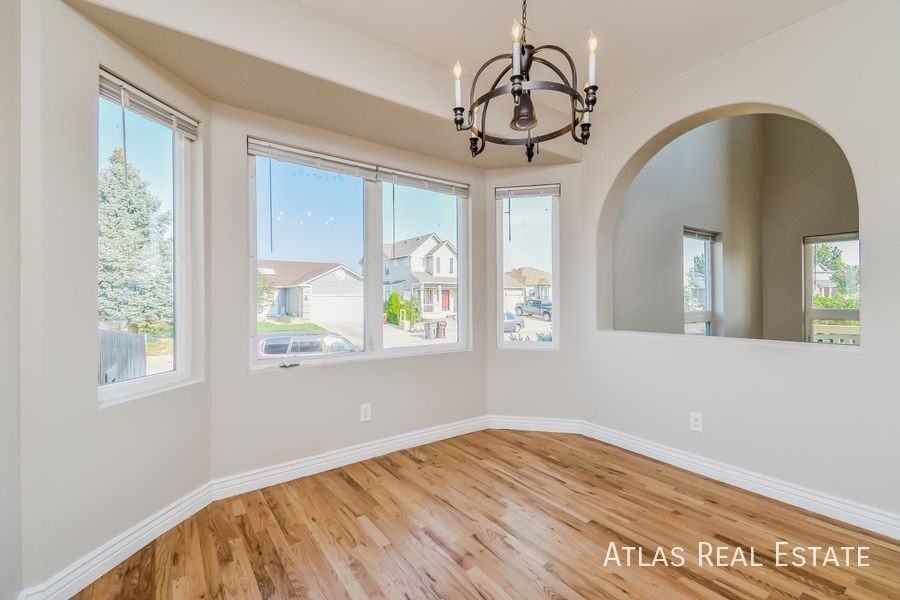 1094 Clogger Ln - Photo 4 of 20