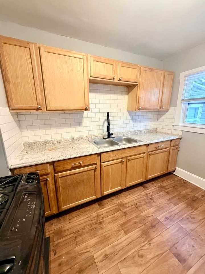 1422 N Limestone - Photo 2 of 24