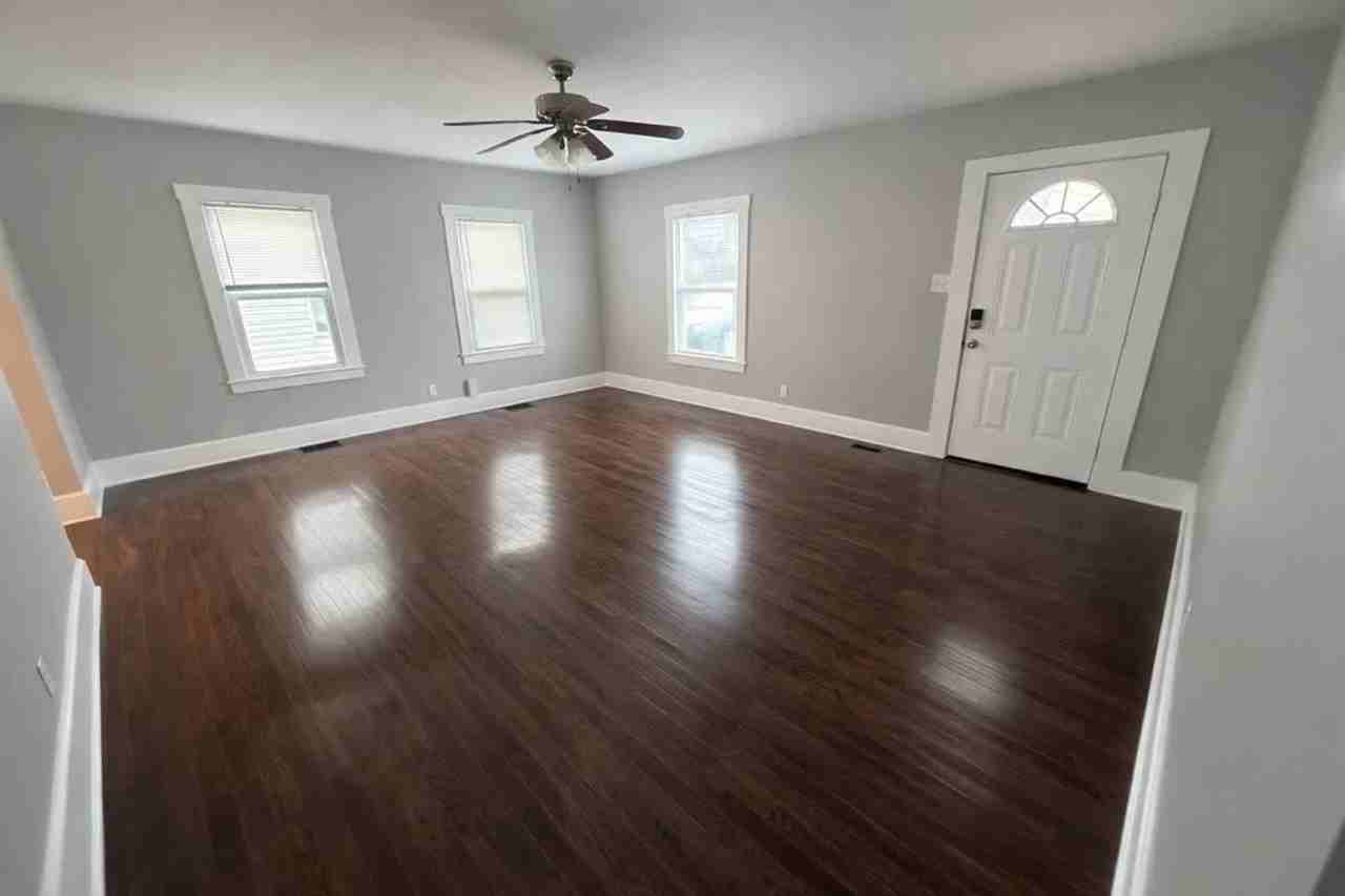 1422 N Limestone - Photo 6 of 24