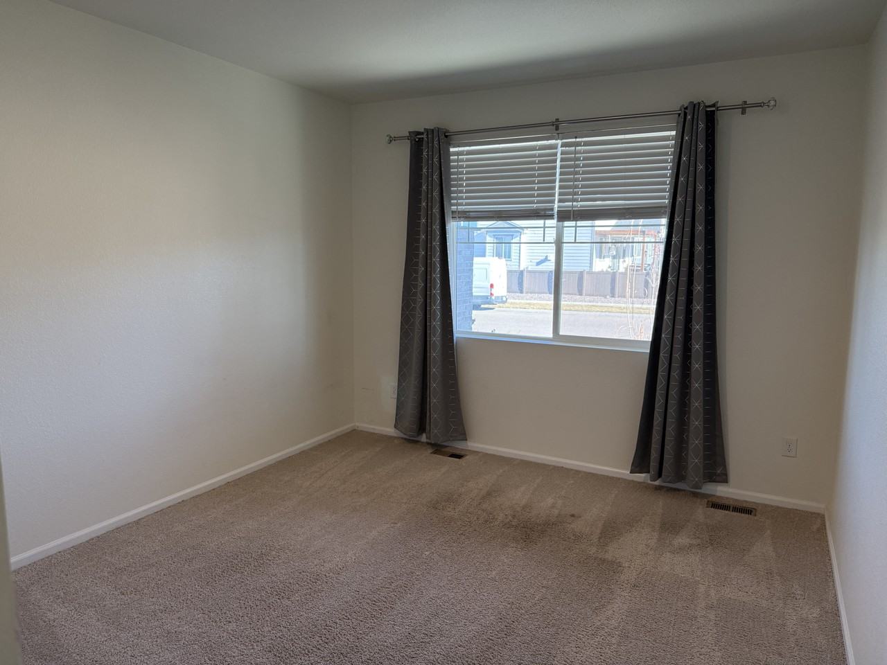 221 S Quantock St - Photo 3 of 20