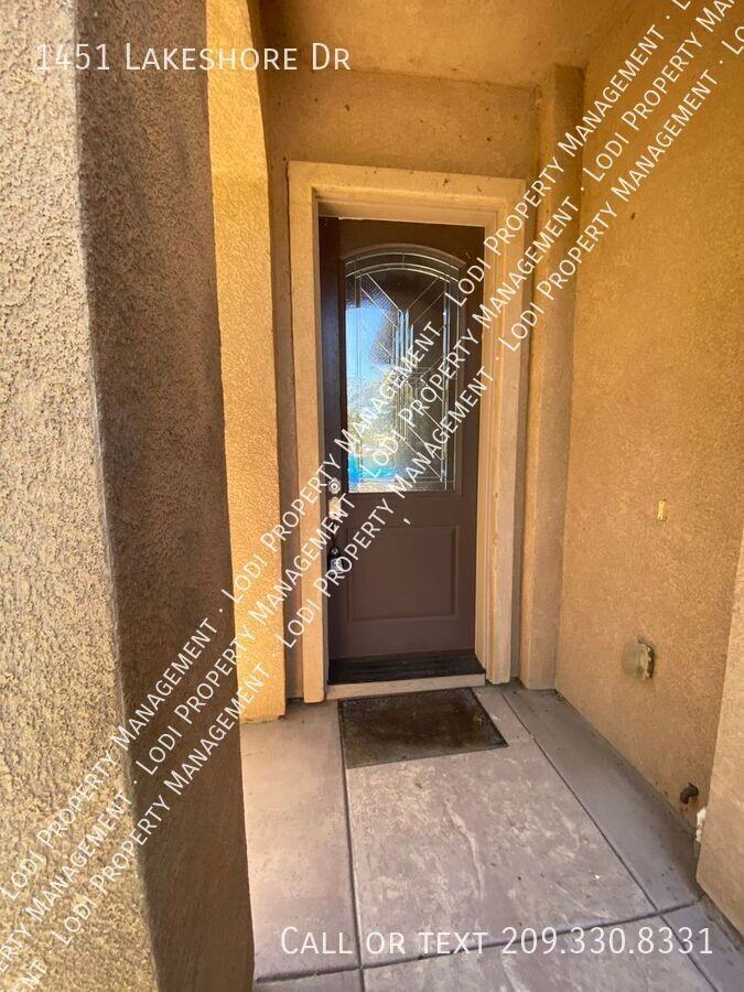 1451 Lakeshore Dr - Photo 3 of 18