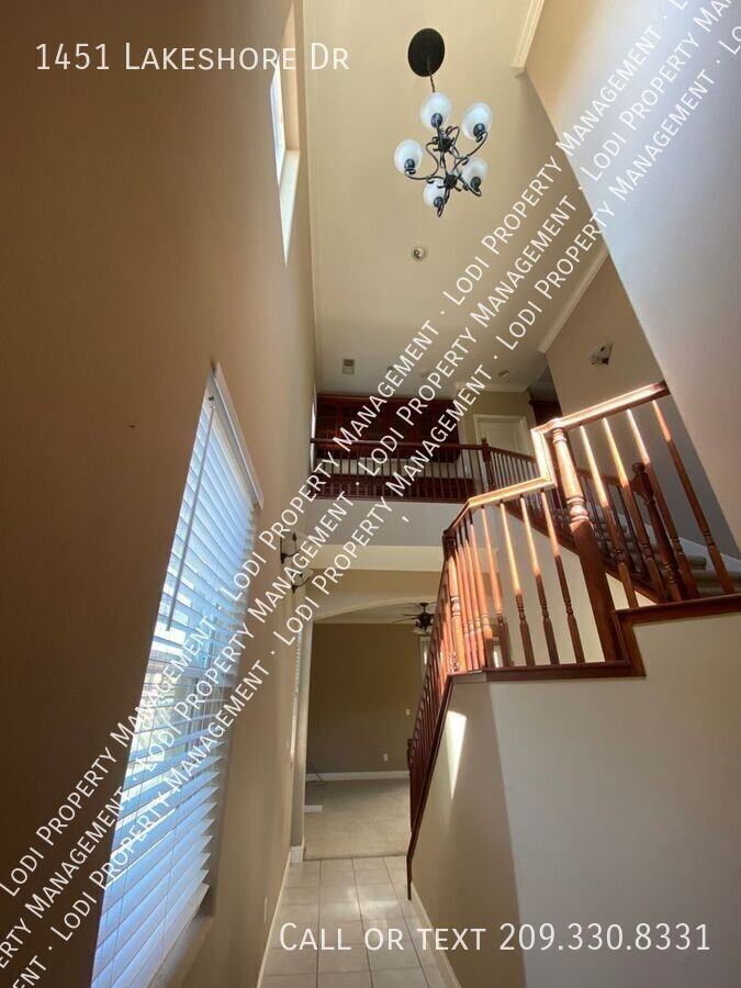 1451 Lakeshore Dr - Photo 4 of 18