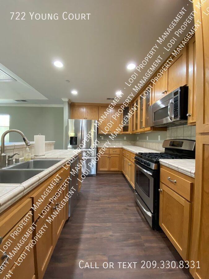 722 Young Ct - Photo 4 of 24