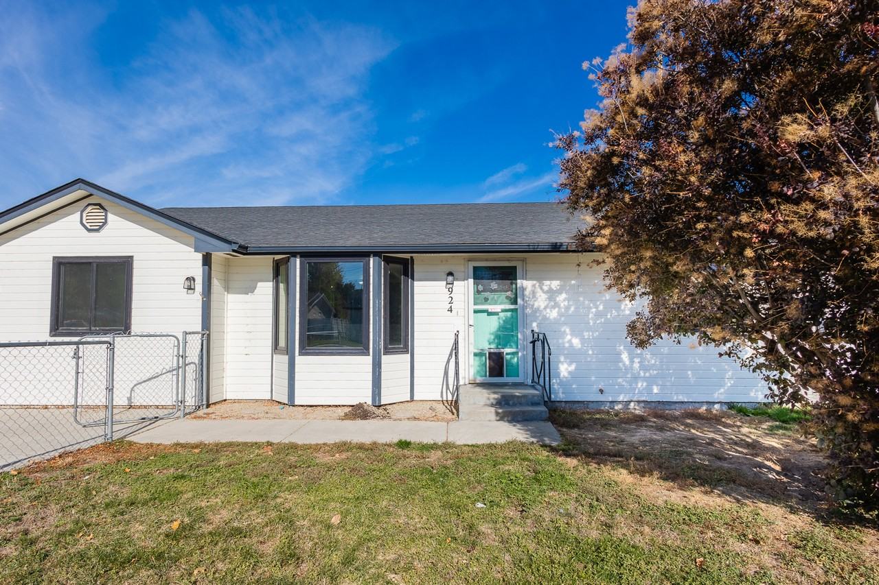 924 E Georgia Ave - Photo 6 of 45