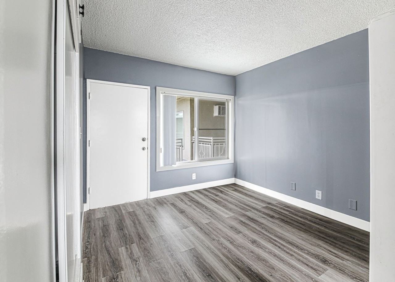 210 E 29th St - Photo 2 of 25