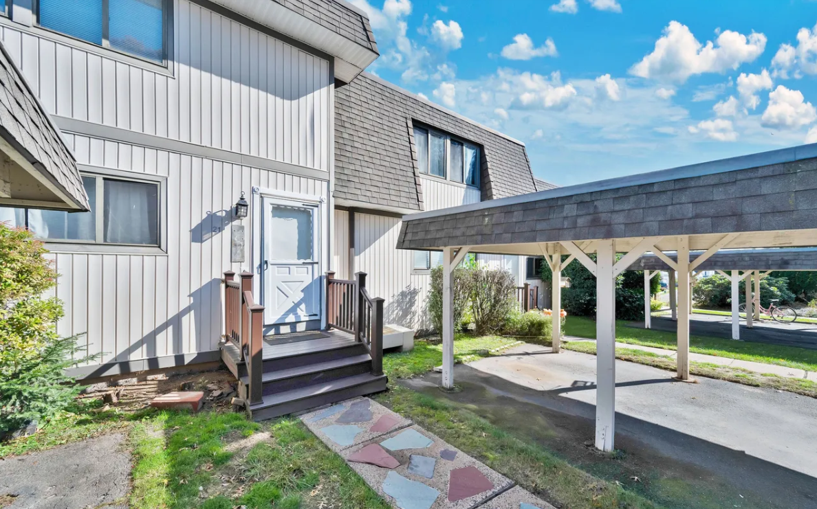 21 Pebblestone Cir #21 - Photo 2 of 39