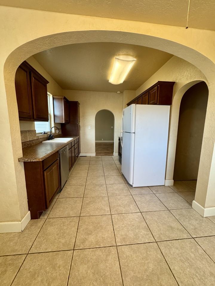 560 E 6th N #1 - Photo 4 of 30