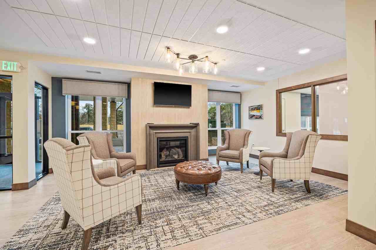 Forty Forty Flats - Photo 4 of 50