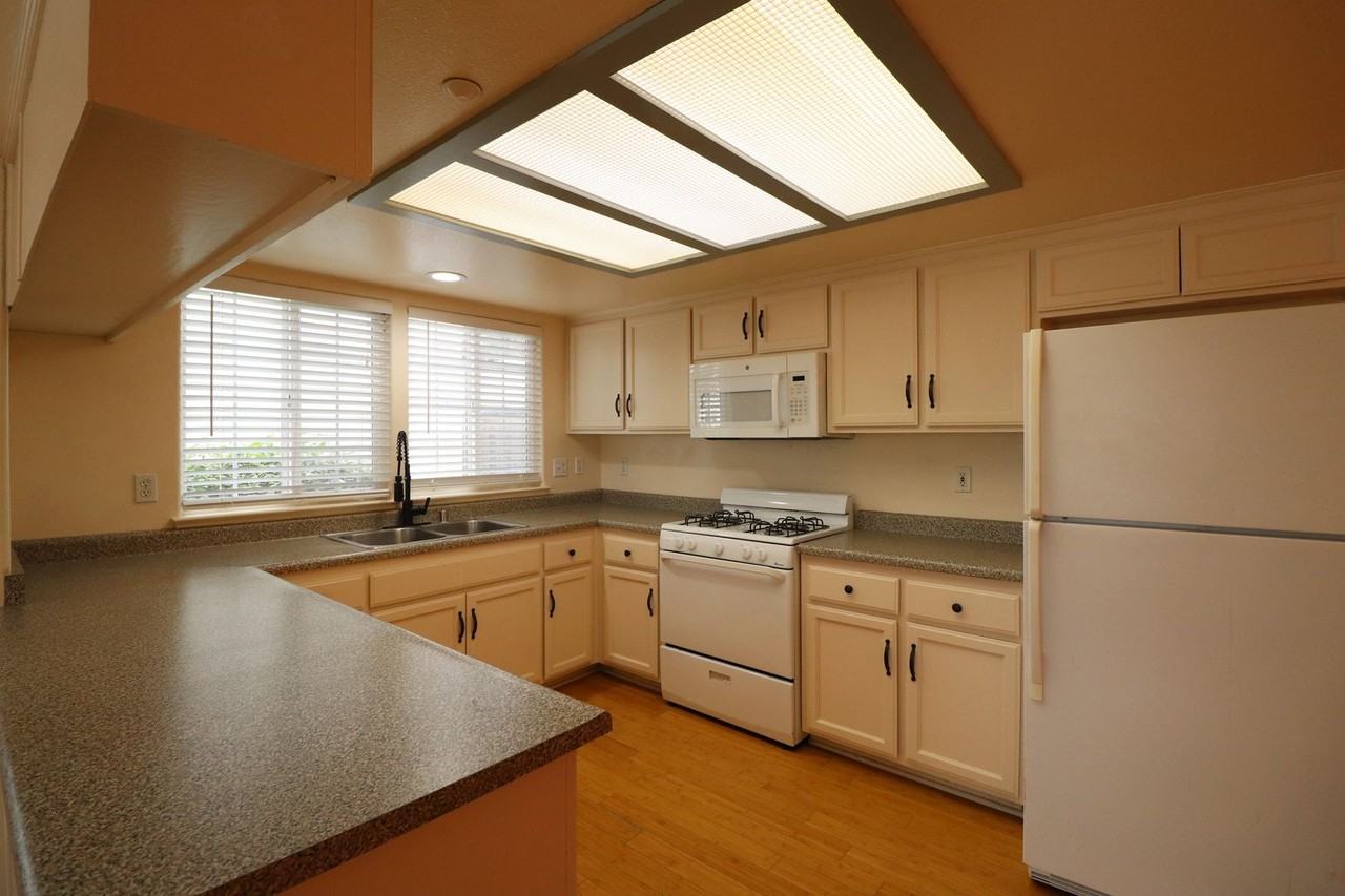 739 Shaw St - Photo 5 of 15