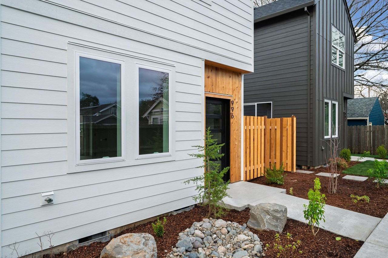 996 Ne 70th Ave - Photo 3 of 24