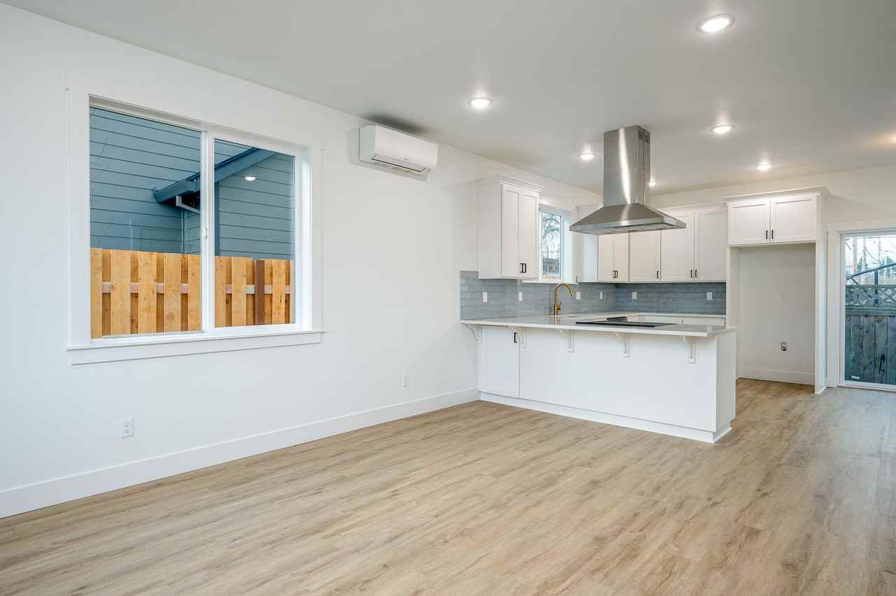 996 Ne 70th Ave - Photo 5 of 24