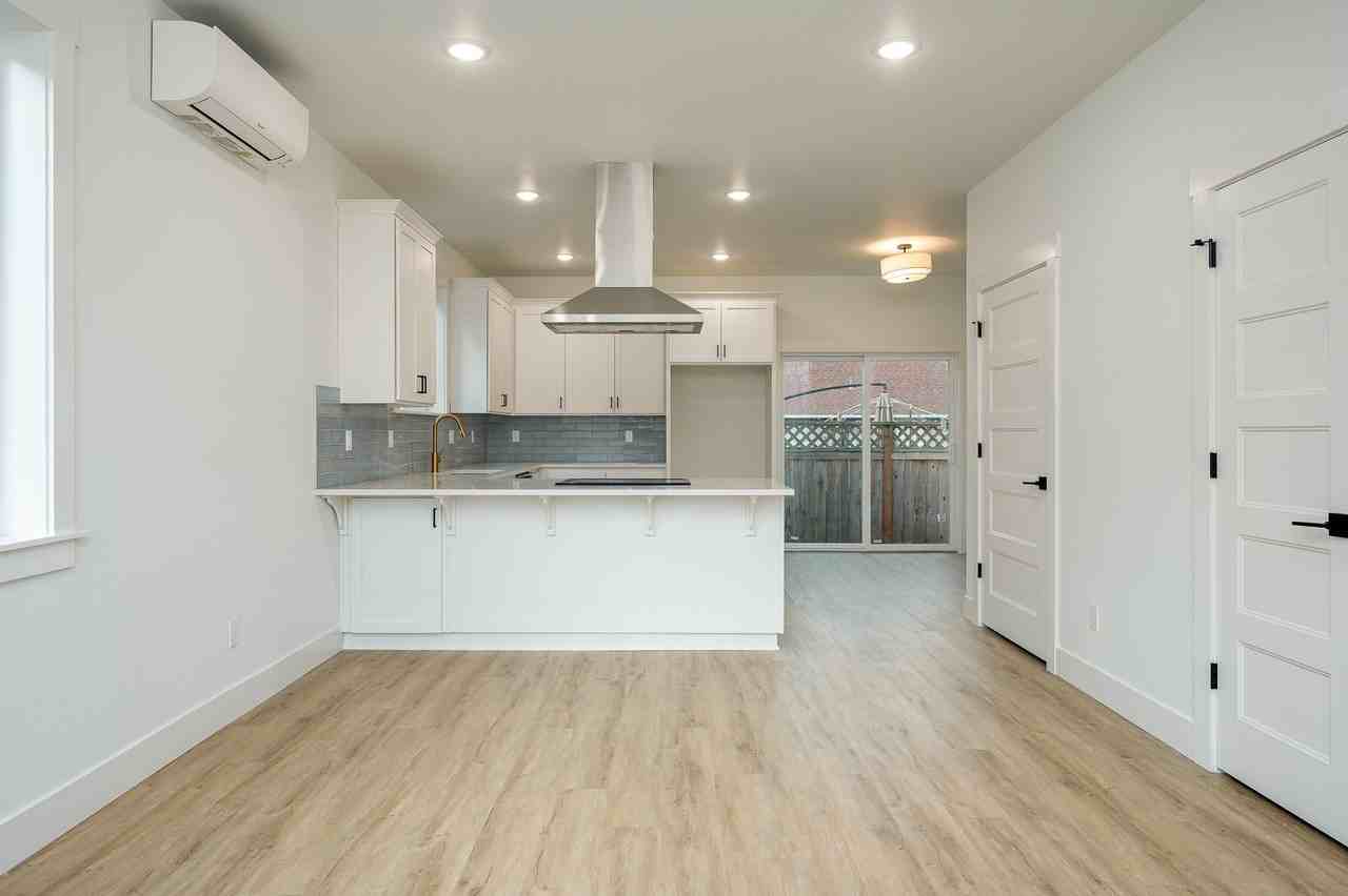 996 Ne 70th Ave - Photo 6 of 24