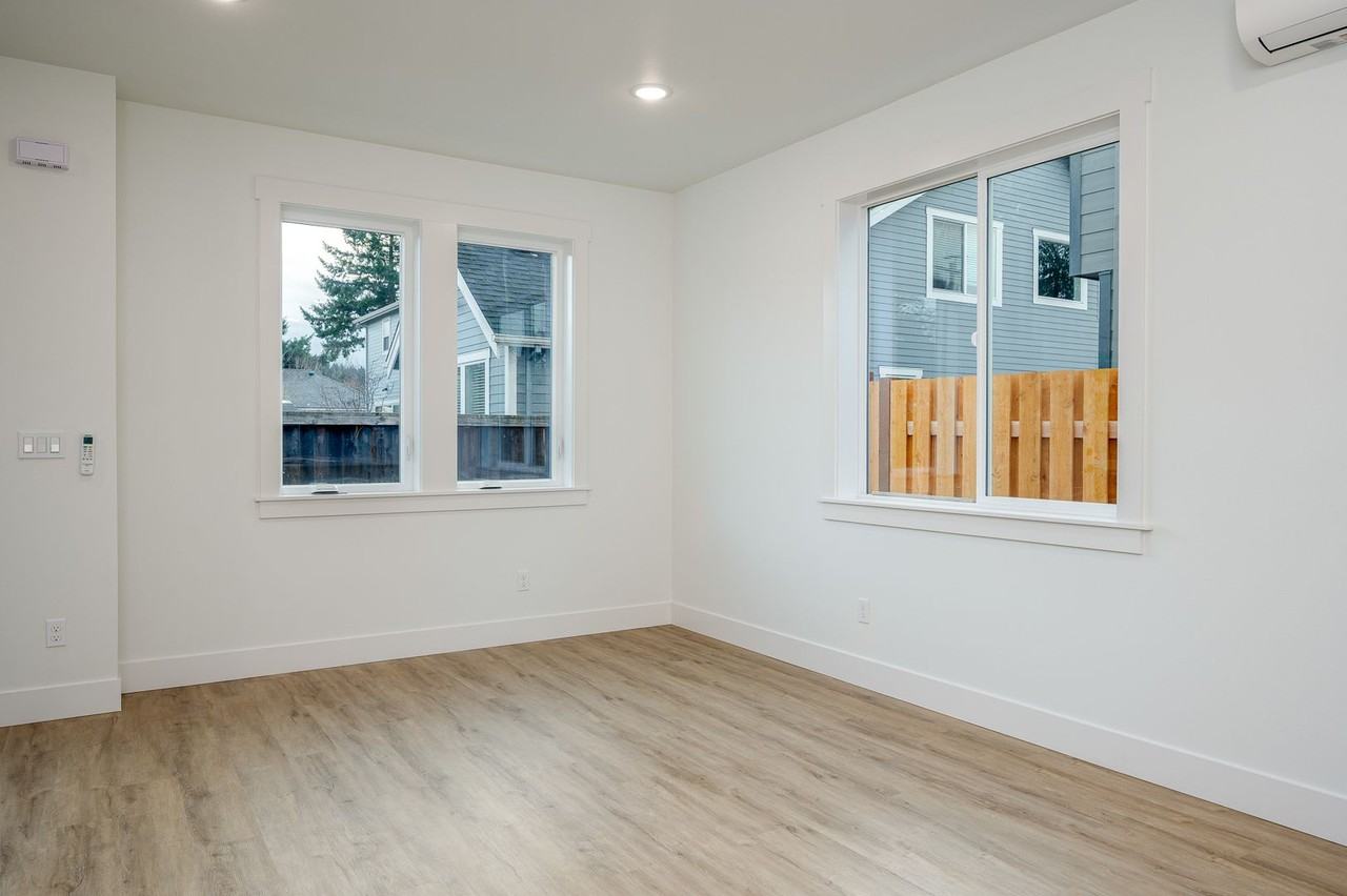 996 Ne 70th Ave - Photo 7 of 24