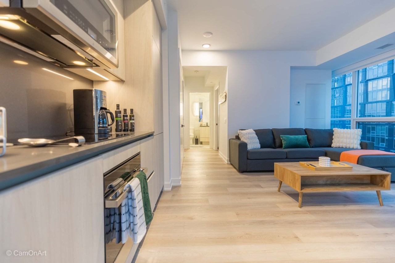 327 King St W - Photo 2 of 13