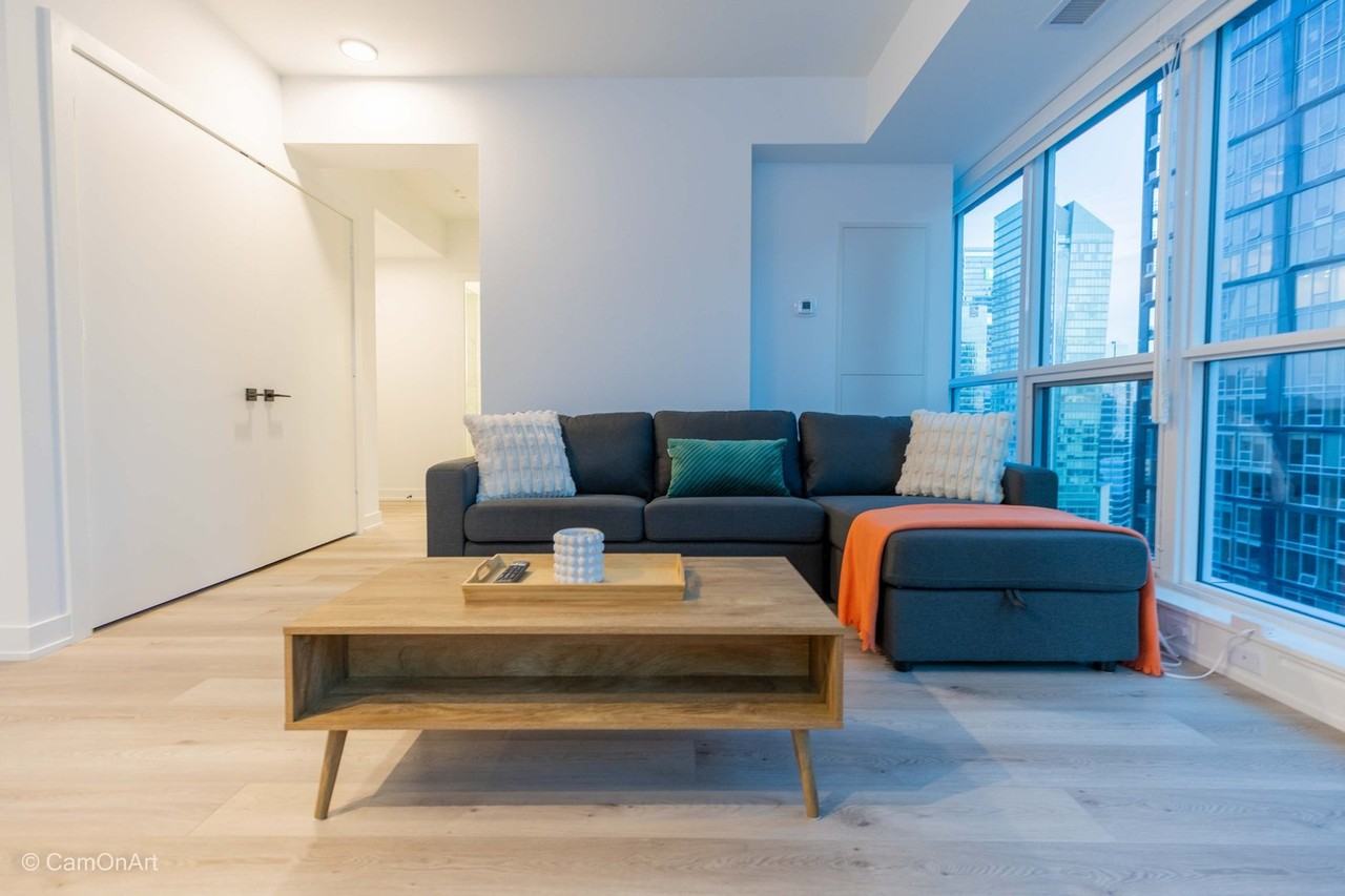 327 King St W - Photo 3 of 13