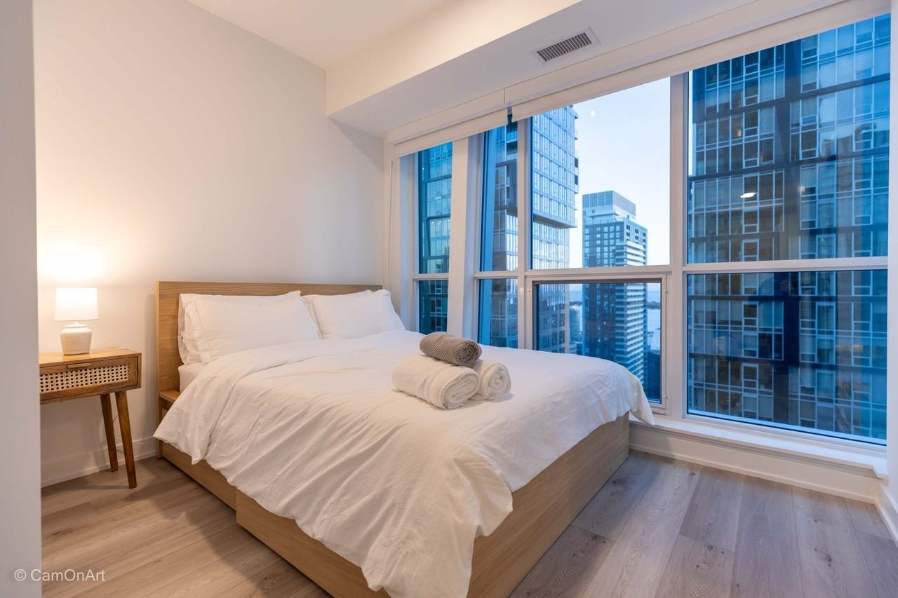 327 King St W - Photo 4 of 13