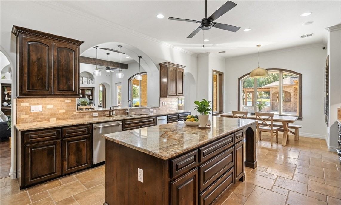 5921 Lago Vista Dr - Photo 7 of 31