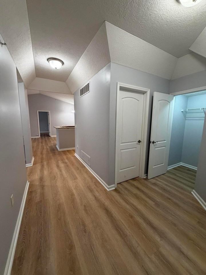 7774 Essex Gate Dr S - Photo 3 of 38