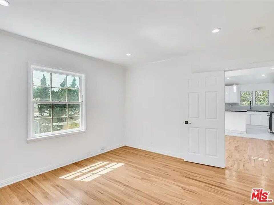 1703 Kelton Ave - Photo 4 of 25