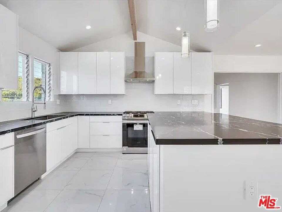 1703 Kelton Ave - Photo 6 of 25