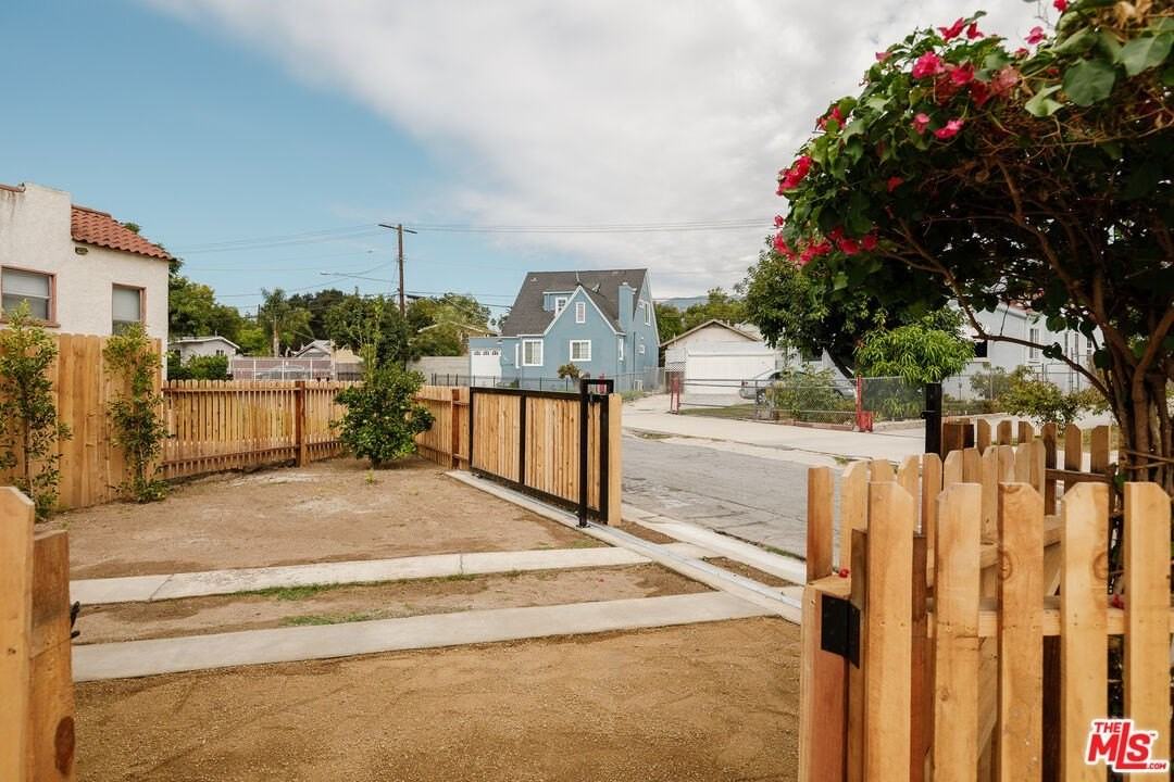 784 Elmira St - Photo 5 of 33