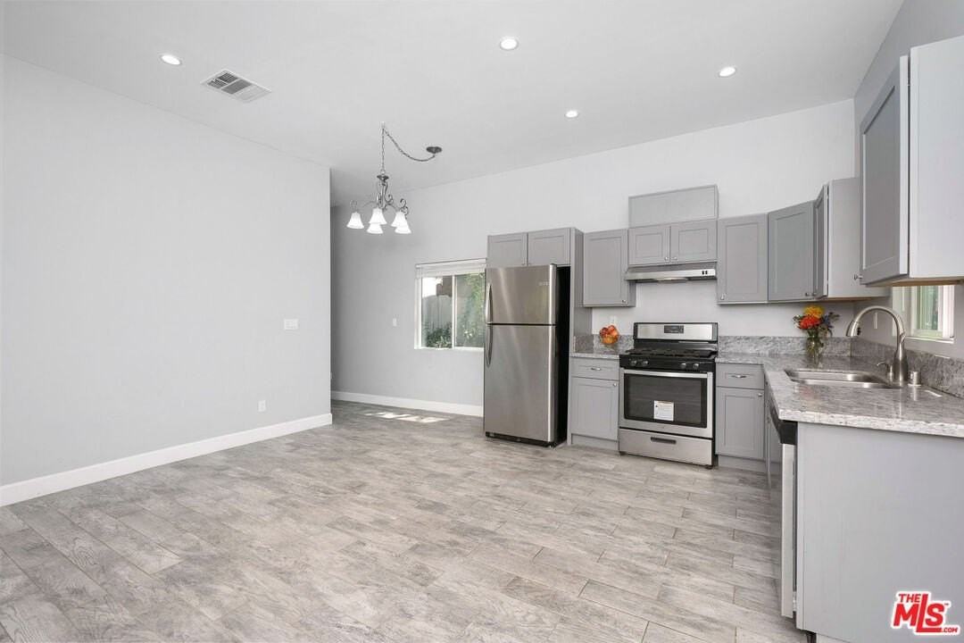 19613 Haynes St - Photo 5 of 12